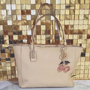 Coach Cream Tan leather Tote Bag 🥰😍🥰29002   Beige  Leather Tote Bag 🤗